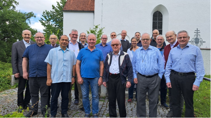 Gruppenbild mit Dame und P. Martin Kleer (1. Reihe re.) von der Norddt. Provinz