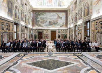 Gruppenbild mit Papst am Ende der Audienz