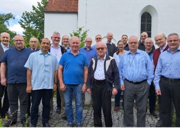 Gruppenbild mit Dame und P. Martin Kleer (1. Reihe re.) von der Norddt. Provinz